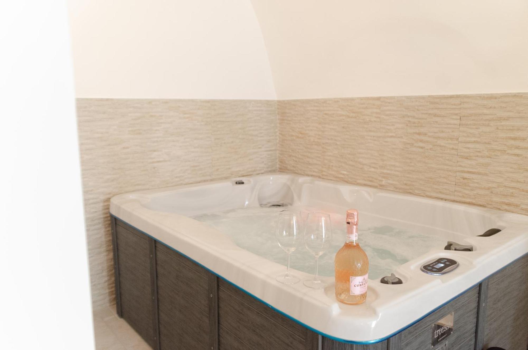 Aca Suite Luxury With Jacuzzi Adelfia Kültér fotó
