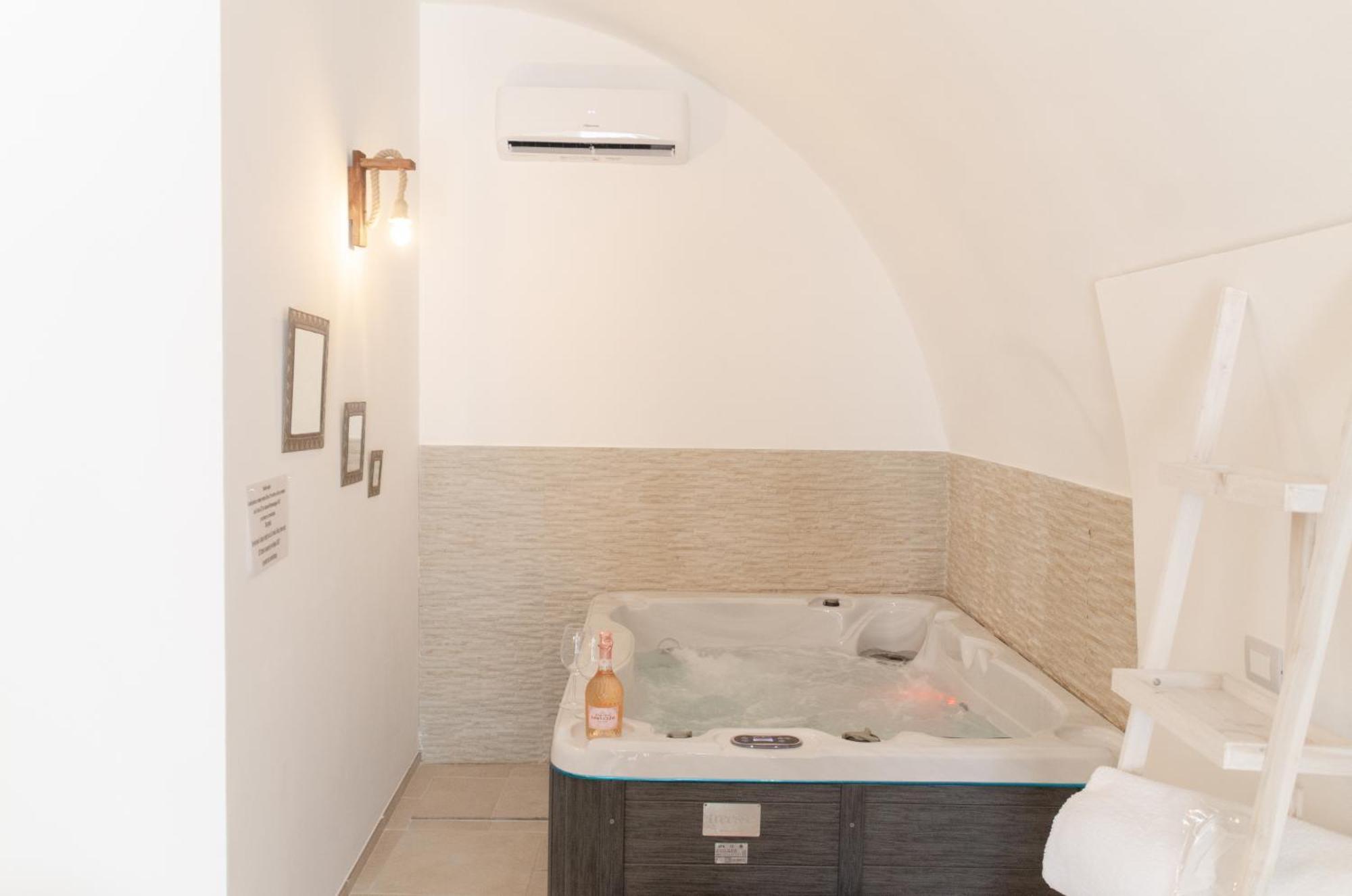 Aca Suite Luxury With Jacuzzi Adelfia Kültér fotó