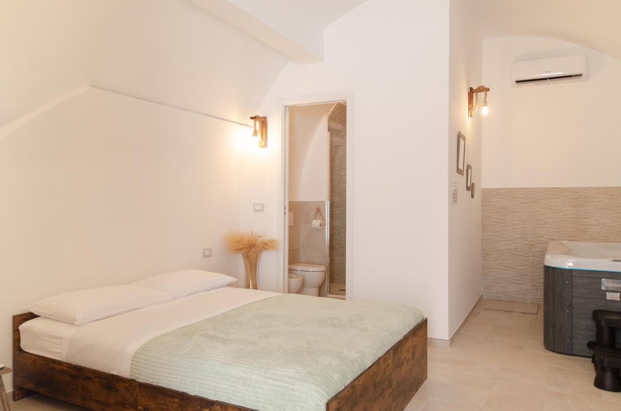 Aca Suite Luxury With Jacuzzi Adelfia Kültér fotó