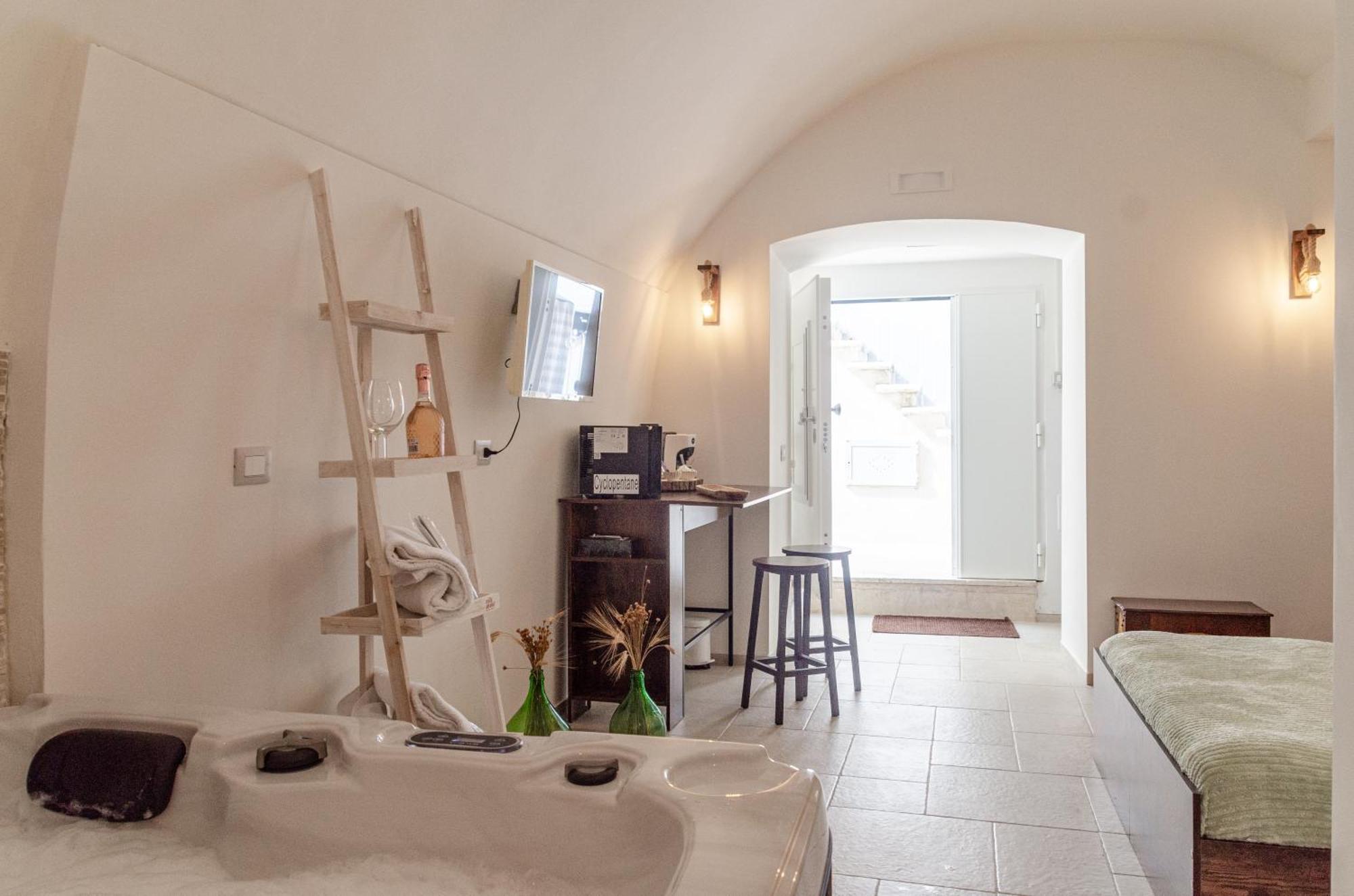 Aca Suite Luxury With Jacuzzi Adelfia Kültér fotó